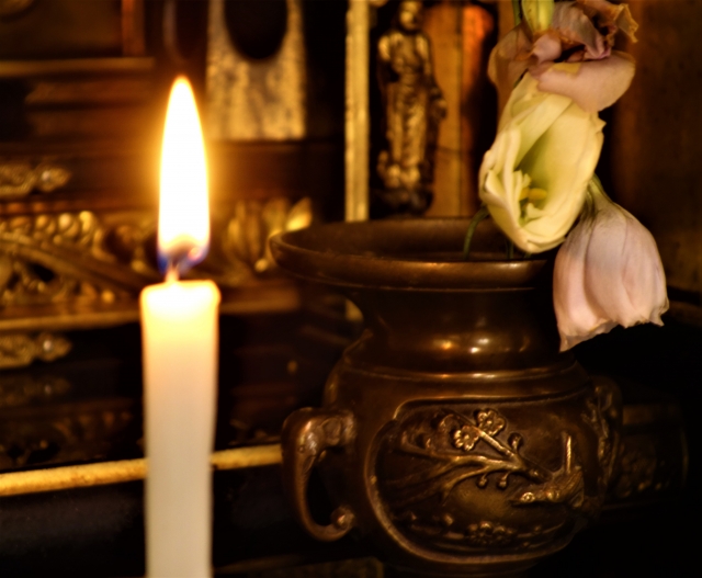 古い骨壺のイメージ